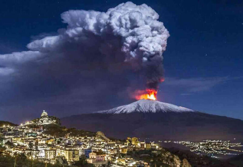 Вулкан Этна на Сицилии выбросил пепел на высоту девять километров