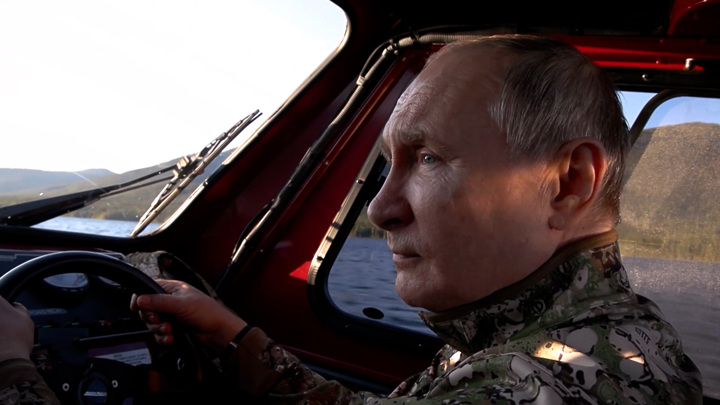 Маралы выскочили наперерез вездеходу Путина