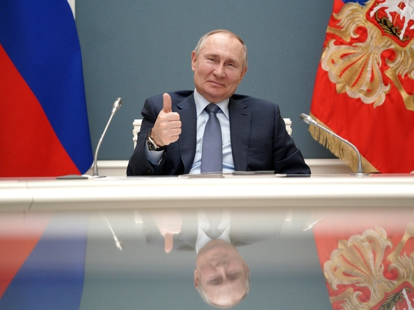 Зачем Путин зовет русских в Россию и как они реагируют?