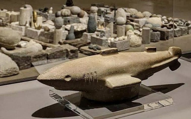 Загадочная находка археологов. Каменная фигурка акулы подозрительно похожая на подводную лодку.