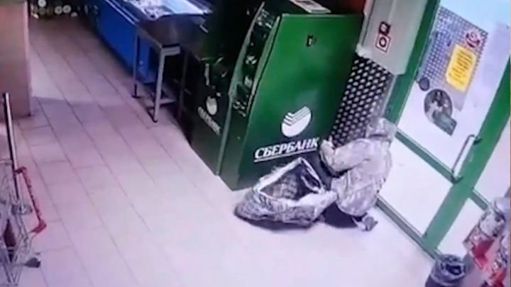 В России воры за минуту взорвали банкомат и сбежали с деньгами