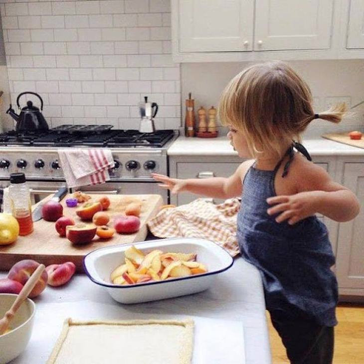 7 способов занять ребенка на кухне