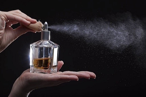 Как сделать отливант парфюма с помощью шприца