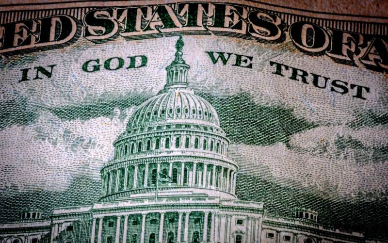 С долларом, но без Бога: во что вылились попытки США «заткнуть рот» верующим