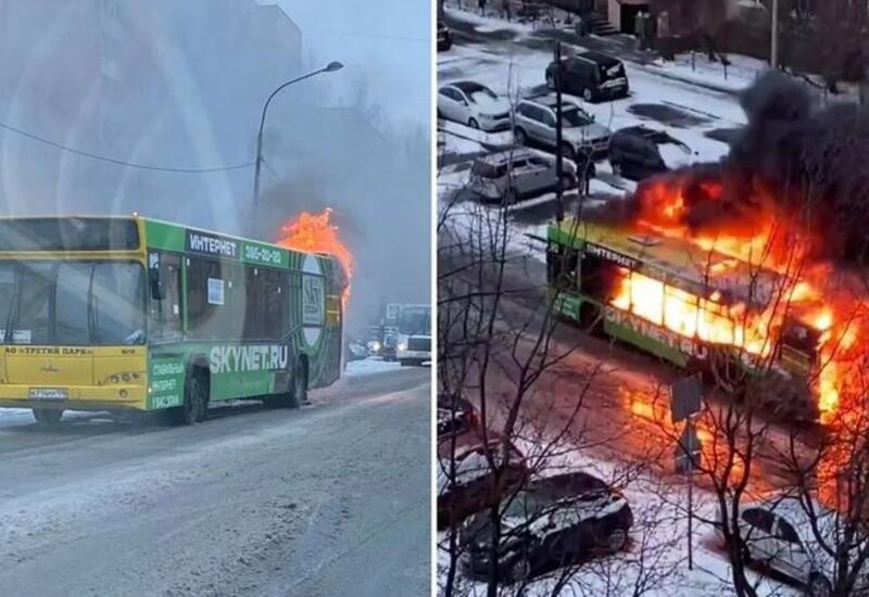 Очевидцы засняли охваченный пламенем автобус с людьми в Петербурге