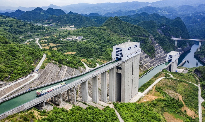 Китайцы научились переправлять гигантские суда через реки и плотины с помощью лифта