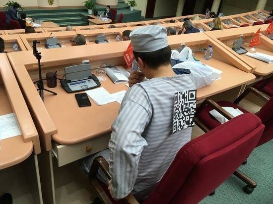 Коммунист из Саратова пришел на заседание местного парламента в тюремной робе с QR-кодом.