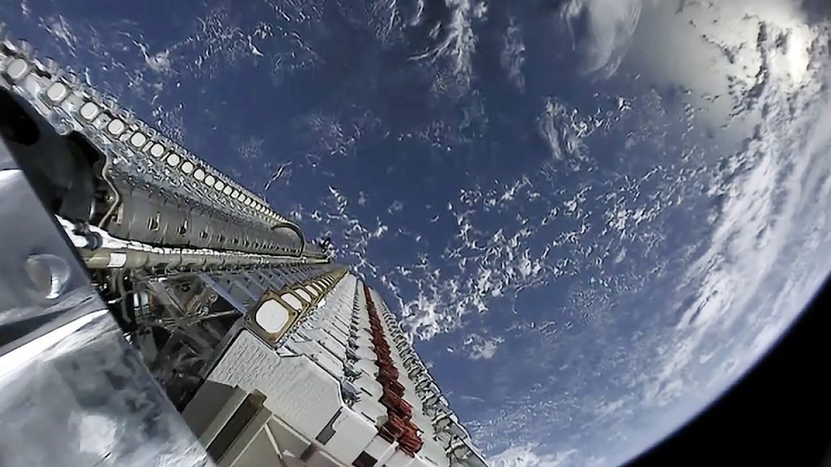 Илон Маск: орбиты некоторых спутников Starlink изменены из-за космического мусора
