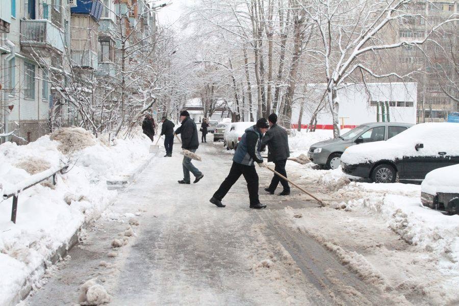 В Госдуме предложили привлечь к уборке снега в российских городах должников за услуги ЖКХ