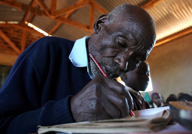 Кимани Маруге — самый пожилой школьник в мире