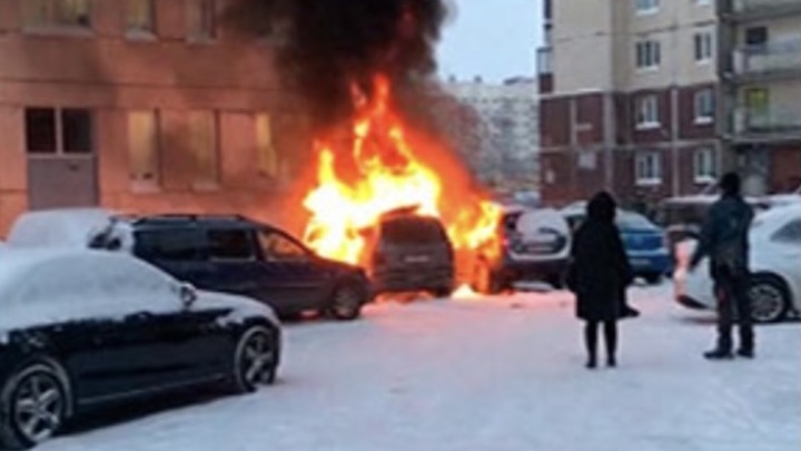 В Петербурге утром сгорело 5 легковых авто