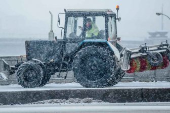 Петербургские автовладельцы жалуются на коммунальщиков, засыпающих снегом машины во дворах