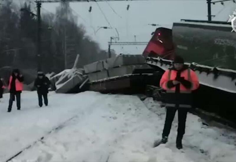 Семь вагонов грузового поезда сошли с рельсов в Кировской области