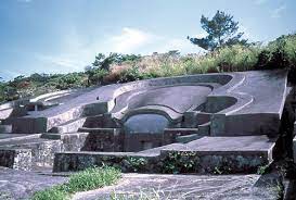 Древние гробницы на японском острове Окинава.