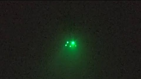 НЛО с ярко-зелёными огнями сканирует местность