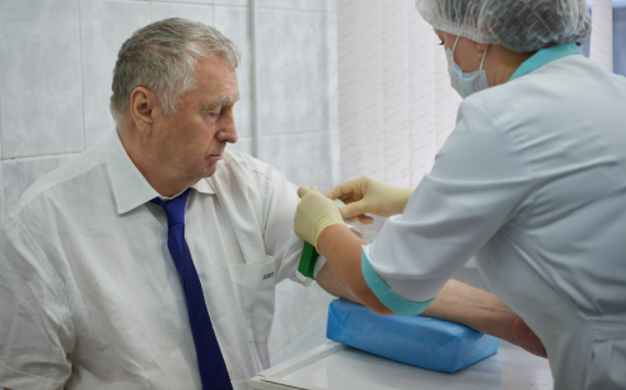Привычка прививаться : Лидер ЛДПР Жириновский восьмой раз привился против коронавирусной инфекции