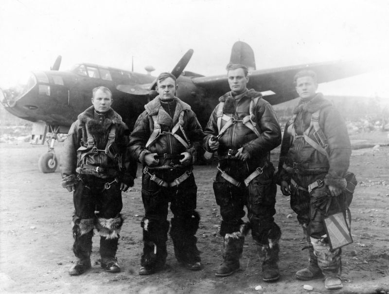 Экипаж советского самолета-разведчика А-20 «Бостон»