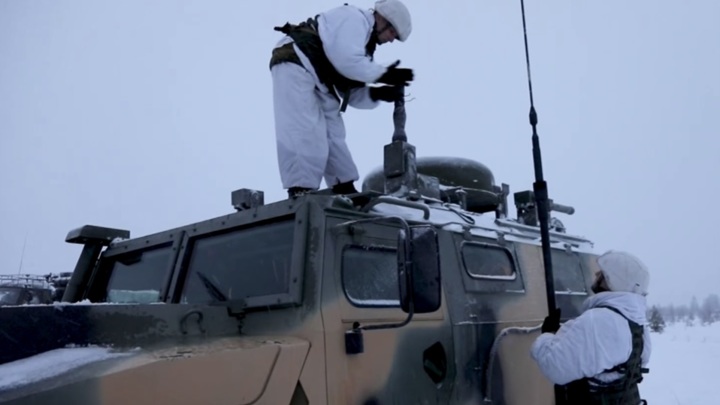 Арктические мотострелки Северного флота отработали задачи по связи