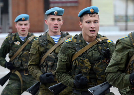 Шойгу: Служба в армии России стала почётной и престижной