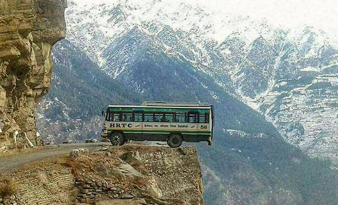 Автобус в Гималаях едет по самому краю скалы: видео