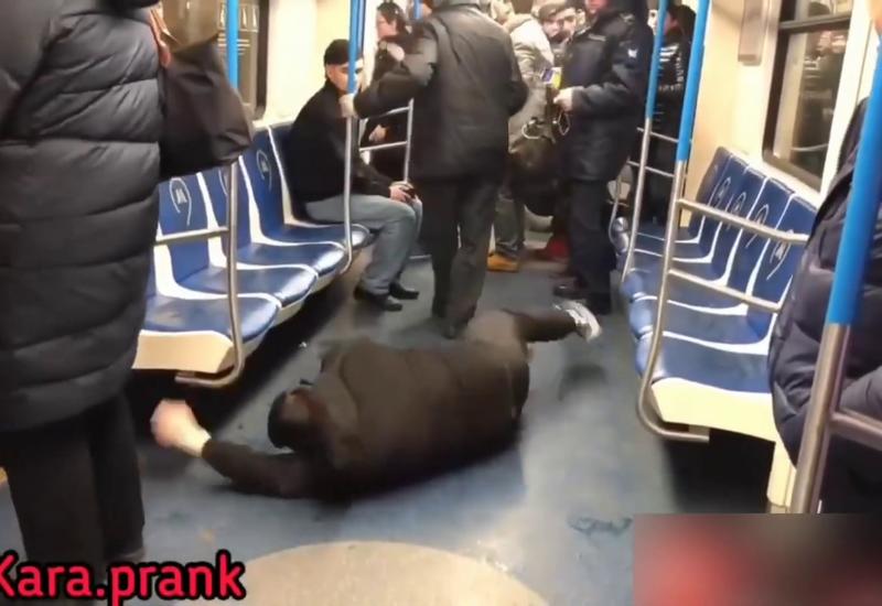 Паника в московском метро: пранкер изобразил конвульсии после 