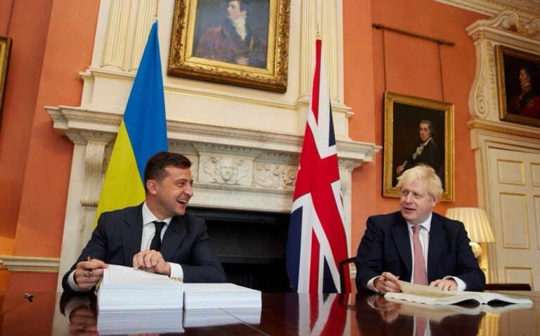 Британия вцепилась в Украину мертвой хваткой