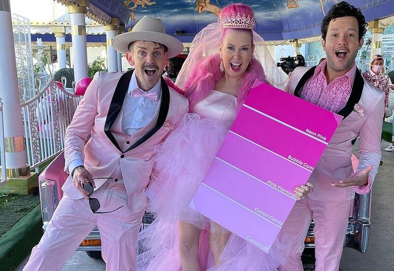 Фламинго в мире серых голубей: американка вышла замуж за розовый цвет