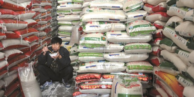 Китай СКУПИЛ половину мировых запасов продовольствия