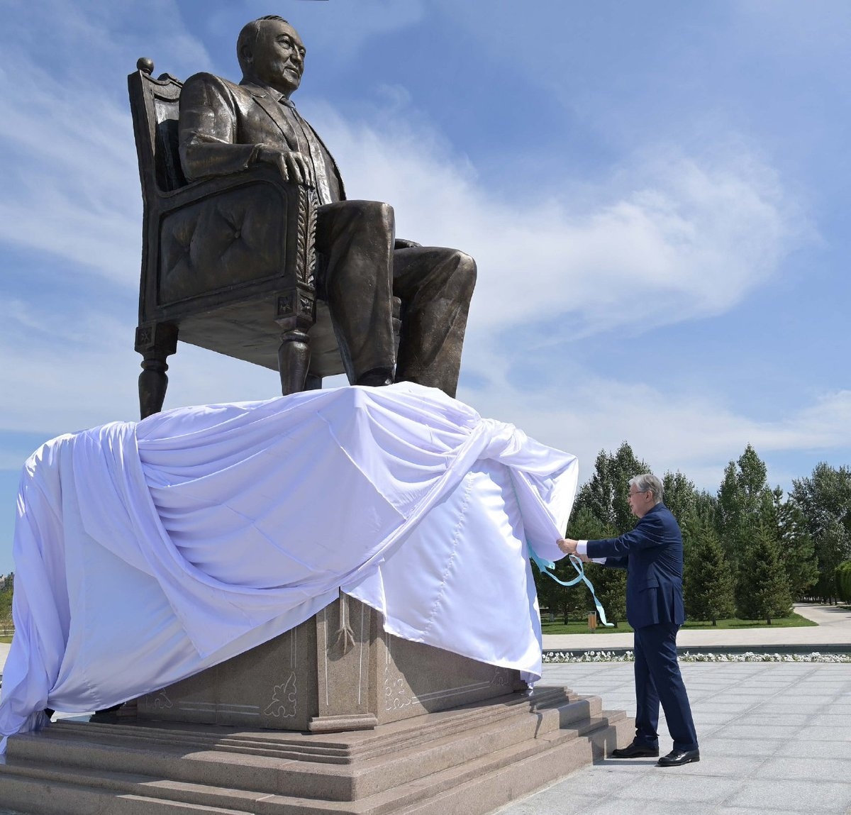 Народ пошел на "абордаж" : в Казахстане требуют вернуть столице историческое название