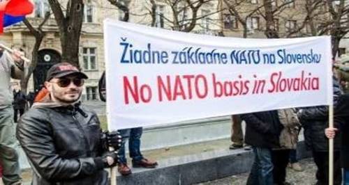 Словаки вышли на митинг против договора о военном сотрудничестве с США