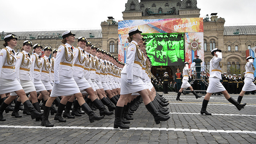 Марш российских женщин-военнослужащих привел в восторг пользователей YouTube