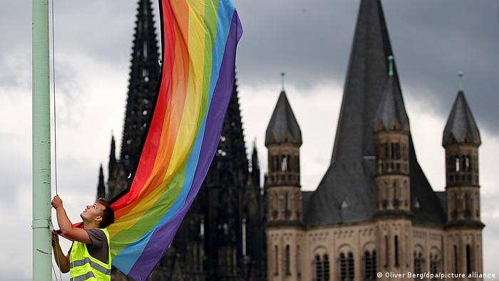 Немецкие католические священники массово объявили себя гомосексуалистами