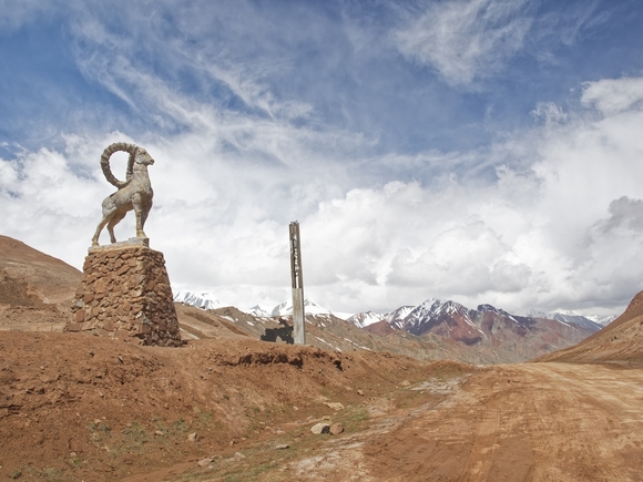 Погранслужба Киргизии: Таджикистан стягивает к границе тяжелую военную технику и военнослужащих