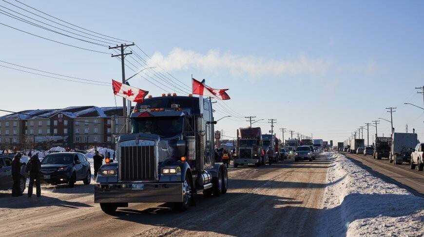 Протест нарастает: колонна грузовиков канадском 