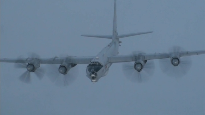 Военные самолеты Ту-142 в сопровождении МиГ-31 пролетели над Атлантикой