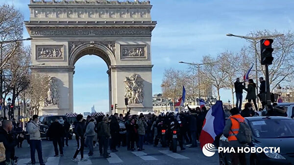 Полиция применила слезоточивый газ в Париже против 