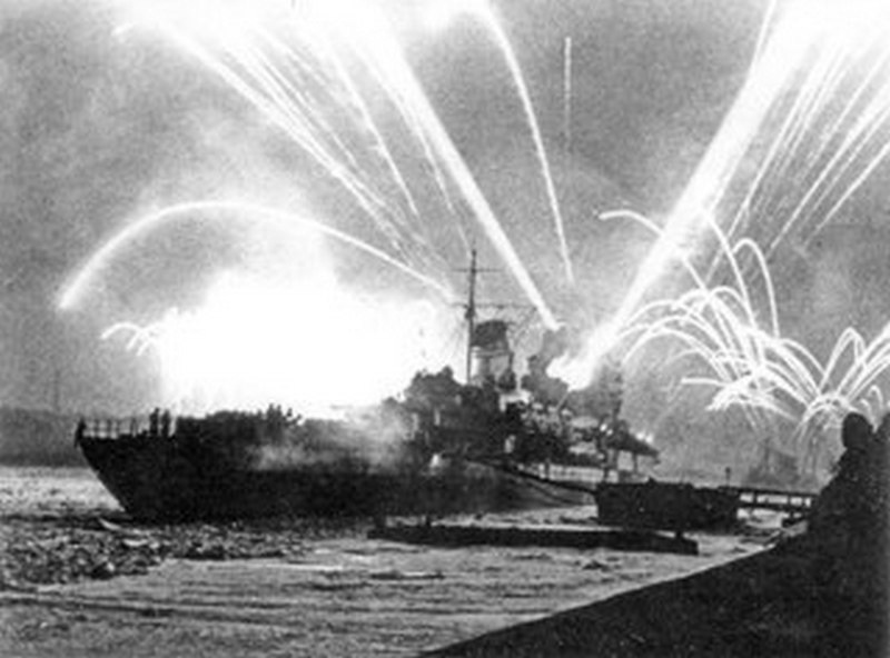 27 февраля 1943 года крейсер «Киров» награжден орденом Красного Знамени.