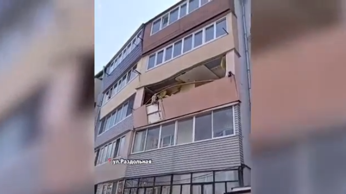Россиянин решил испытать самогонный аппарат и лишился балкона