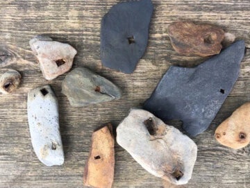 Житель Новокузнецка обнаружил весьма необычные камни на берегу реки Томь.