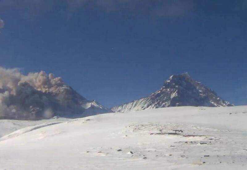 Появились кадры извержения вулкана на Камчатке
