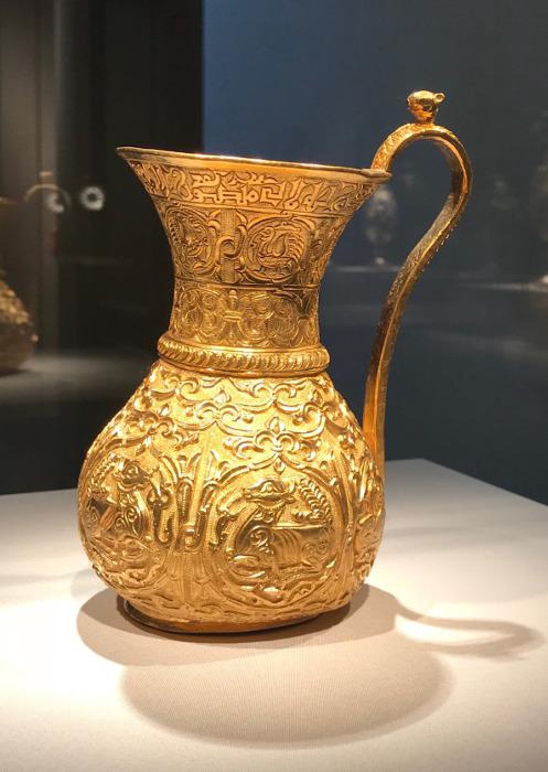 Кувшин из чистого золота с каллиграфическими мотивами, датируемый 950-975 годами нашей эры.