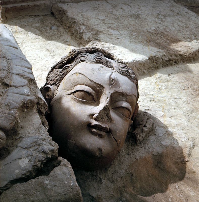 Голова индуистской богини Дурги, найденная в Тапа Сардар, Афганистан.