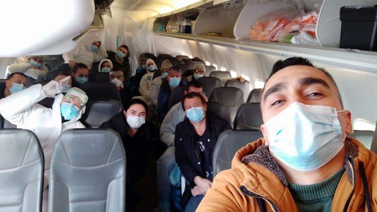 "Позорище". Экипаж самолета с эвакуированными украинцами признался, что "в шоке от протестов" в стране