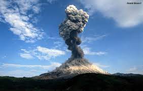 Столб пепла от камчатского вулкана поднялся на 8 километров