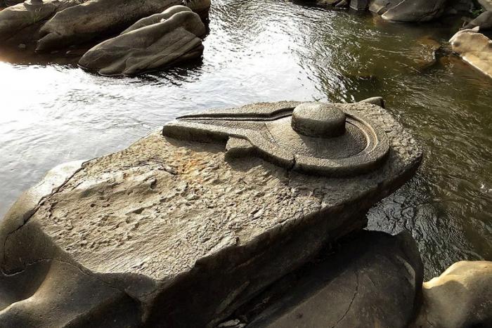 Загадочные каменные фигуры на реке Шалмала, Индия (+Фото)