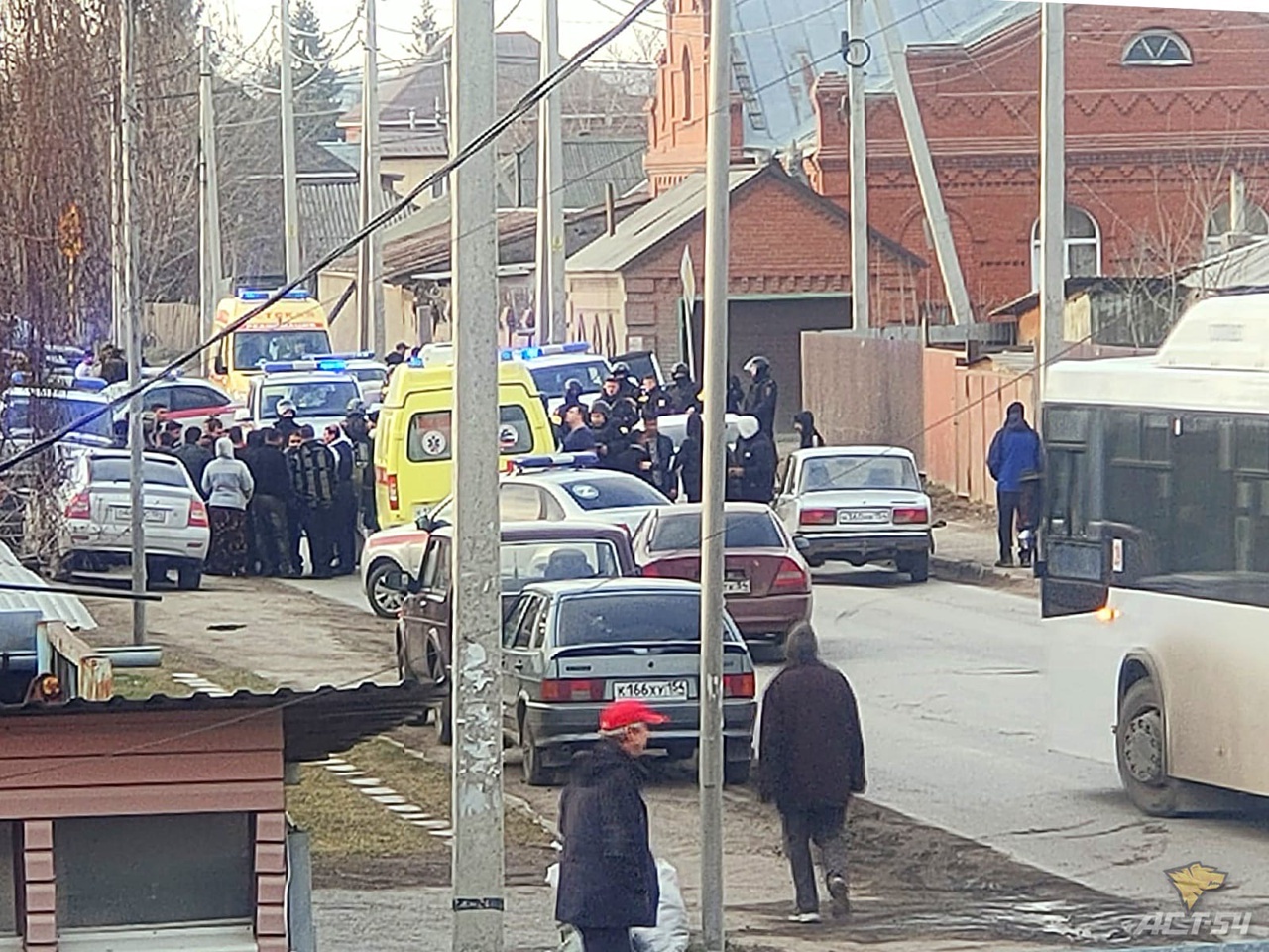 Массовая драка цыган произошла на улице Пермской в Новосибирске