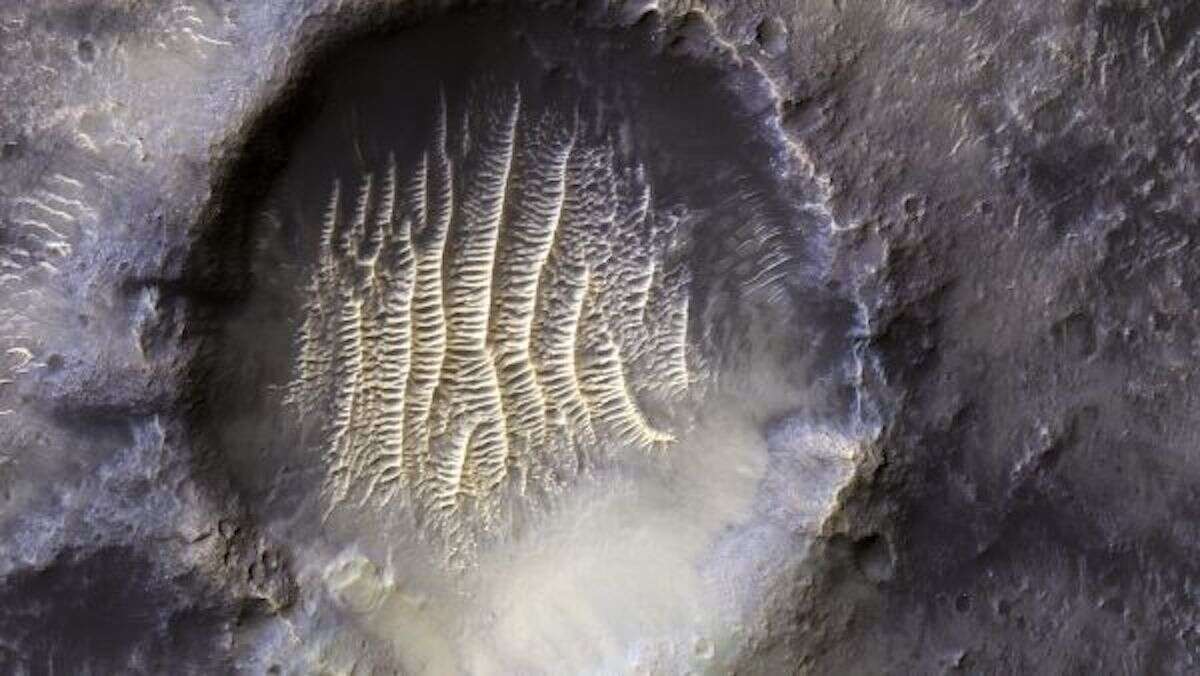 Марсианский кратер выглядит как человеческий отпечаток пальца