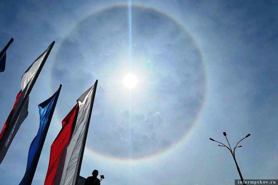 Редкое оптическое явление сопровождало парад Победы в Пскове