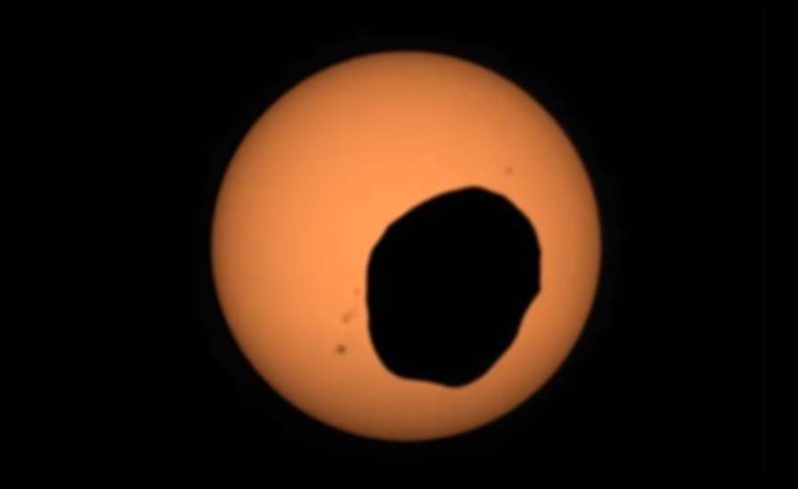 Затмение на Марсе: Фобос проходит перед Солнцем