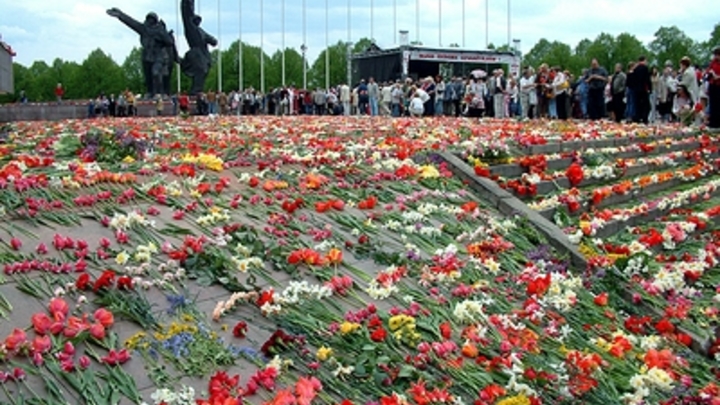 «Какое варварство». Власти Латвии бульдозером собирали цветы у памятника освободителям